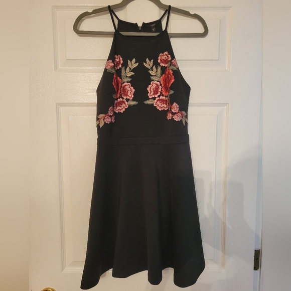Guess Dresses & Skirts - 👗GUESS Embroidered Black Cocktail Dress